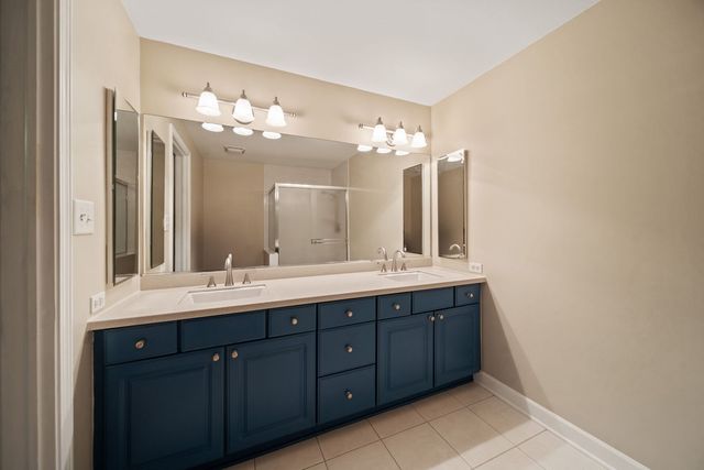 5645 S Cass Avenue 301, Westmont, IL 60559