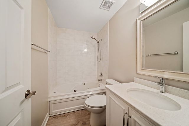 5645 S Cass Avenue 301, Westmont, IL 60559