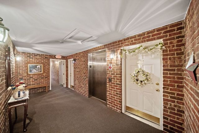 5645 S Cass Avenue 301, Westmont, IL 60559