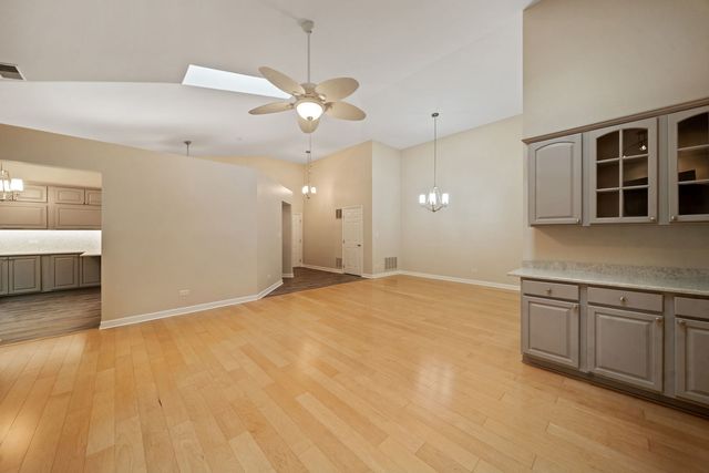 5645 S Cass Avenue 301, Westmont, IL 60559