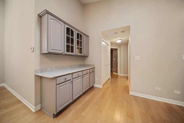 5645 S Cass Avenue 301, Westmont, IL 60559