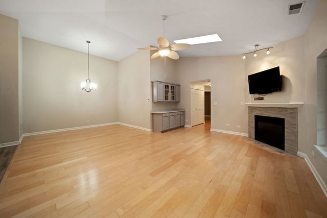 5645 S Cass Avenue 301, Westmont, IL 60559