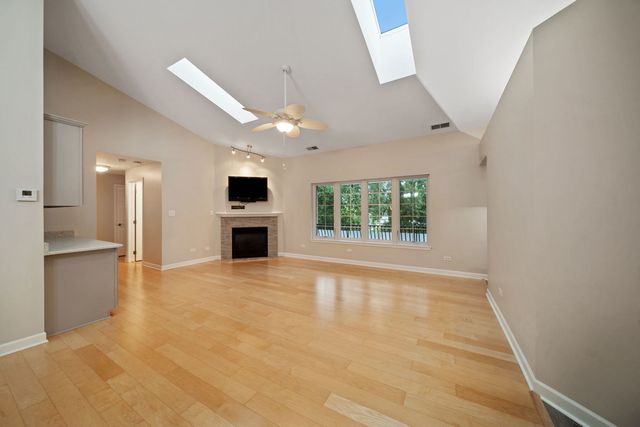 5645 S Cass Avenue 301, Westmont, IL 60559