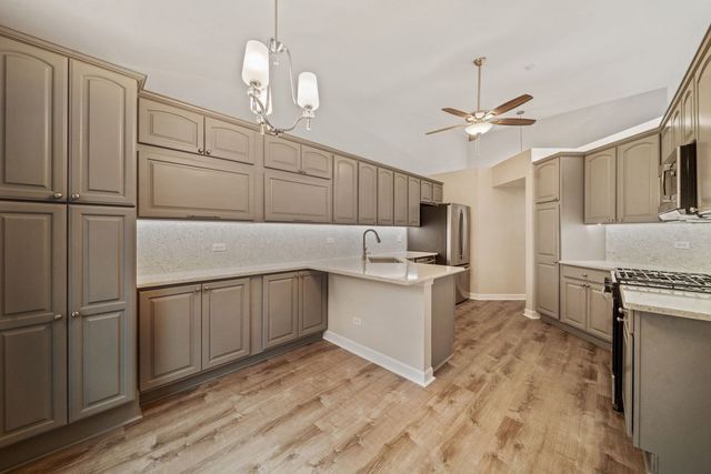 5645 S Cass Avenue 301, Westmont, IL 60559