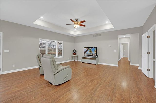 27487 Isabella Lane, Warsaw, MO 65355