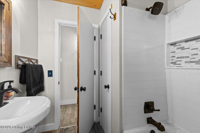 2023 Dixie Garden Dr, Louisville, KY 40272