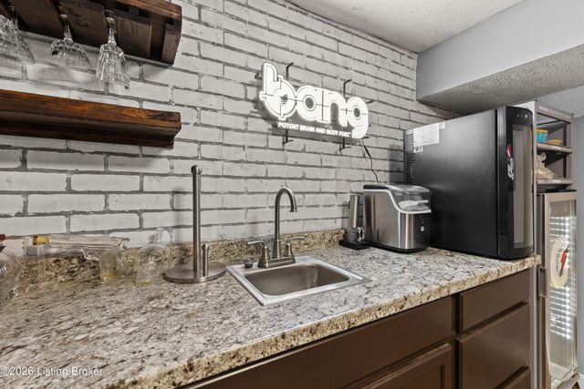 2023 Dixie Garden Dr, Louisville, KY 40272