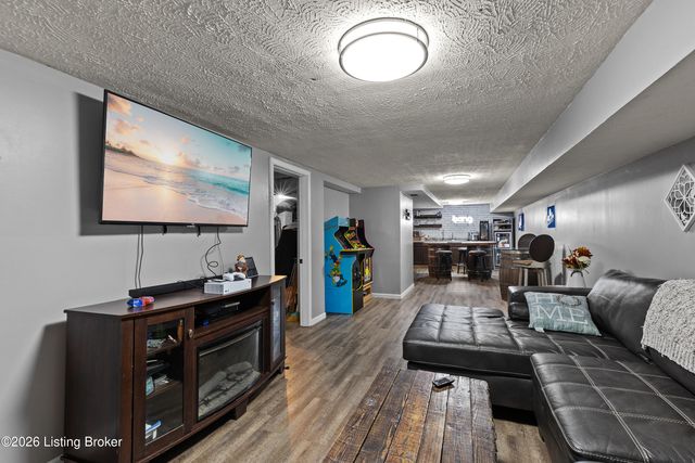 2023 Dixie Garden Dr, Louisville, KY 40272