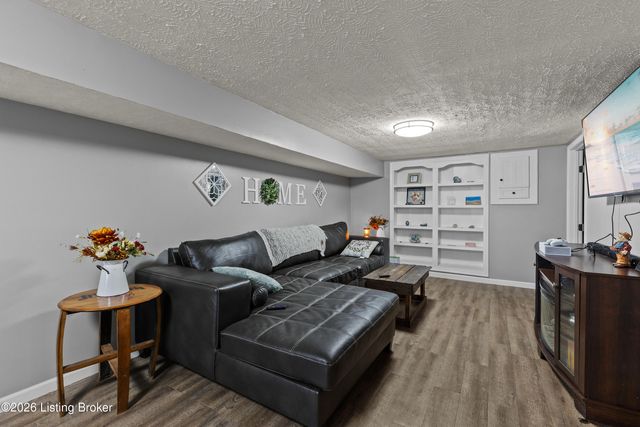 2023 Dixie Garden Dr, Louisville, KY 40272