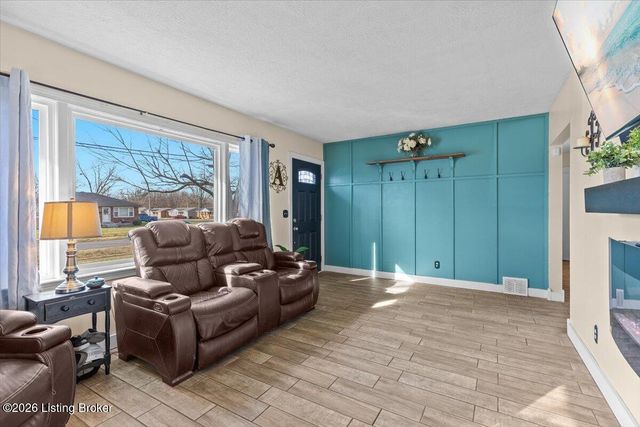 2023 Dixie Garden Dr, Louisville, KY 40272