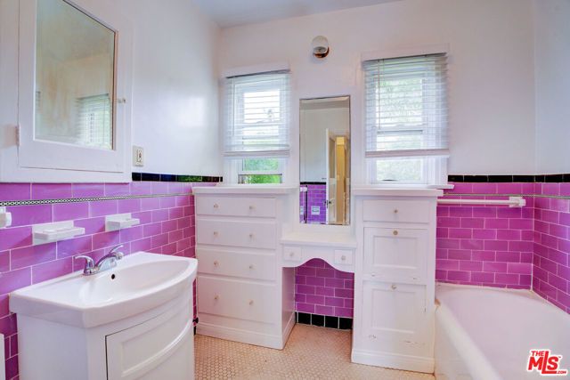 10372 Tennessee Avenue, Los Angeles, CA 90064