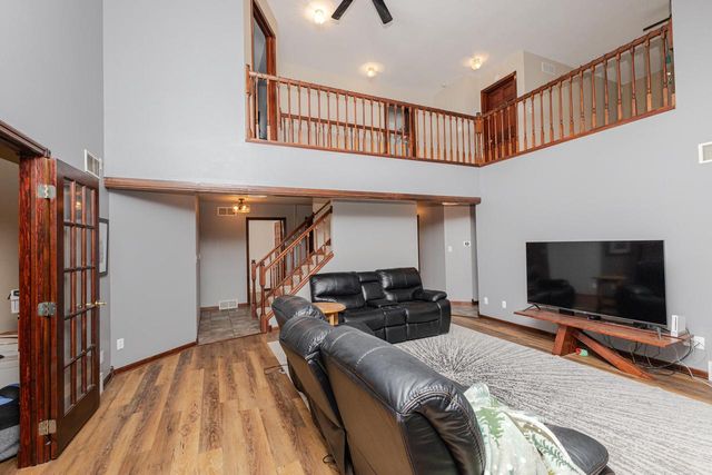 438 River Bluff CIRCLE, Oconomowoc, WI 53066