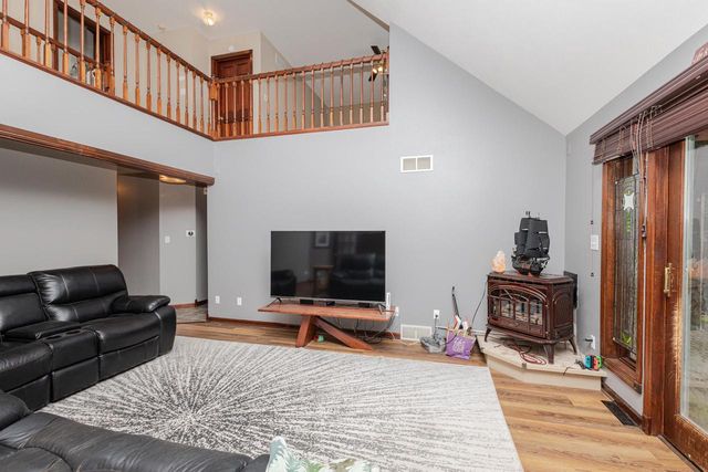 438 River Bluff CIRCLE, Oconomowoc, WI 53066