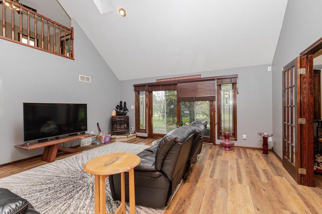 438 River Bluff CIRCLE, Oconomowoc, WI 53066