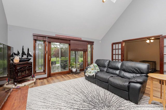438 River Bluff CIRCLE, Oconomowoc, WI 53066