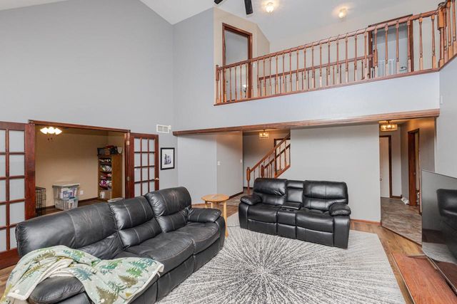 438 River Bluff CIRCLE, Oconomowoc, WI 53066