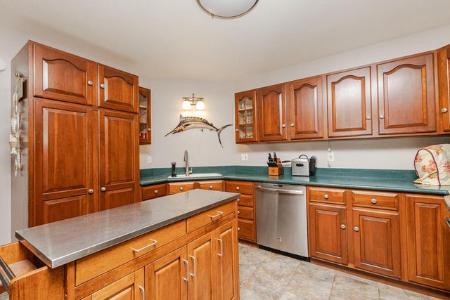 438 River Bluff CIRCLE, Oconomowoc, WI 53066