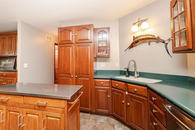 438 River Bluff CIRCLE, Oconomowoc, WI 53066