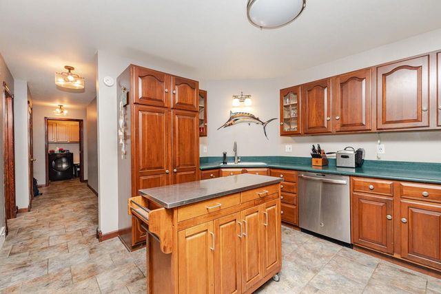 438 River Bluff CIRCLE, Oconomowoc, WI 53066