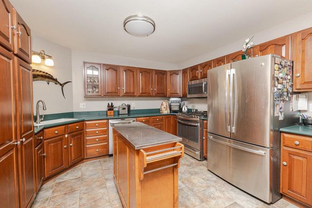 438 River Bluff CIRCLE, Oconomowoc, WI 53066