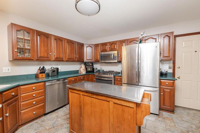 438 River Bluff CIRCLE, Oconomowoc, WI 53066