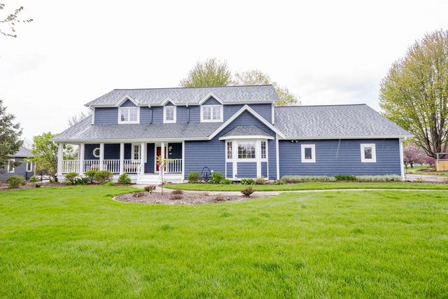 438 River Bluff CIRCLE, Oconomowoc, WI 53066