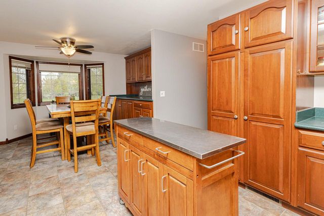 438 River Bluff CIRCLE, Oconomowoc, WI 53066
