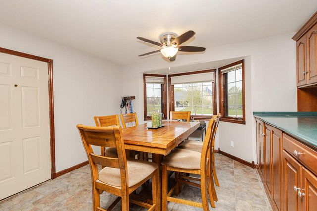438 River Bluff CIRCLE, Oconomowoc, WI 53066
