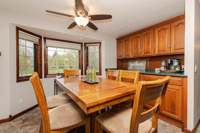 438 River Bluff CIRCLE, Oconomowoc, WI 53066
