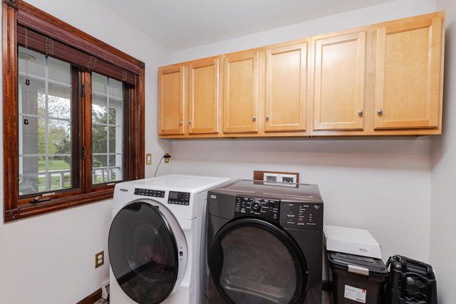 438 River Bluff CIRCLE, Oconomowoc, WI 53066