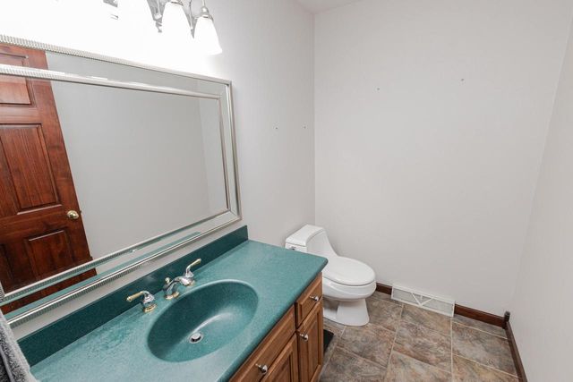 438 River Bluff CIRCLE, Oconomowoc, WI 53066