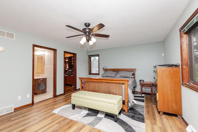 438 River Bluff CIRCLE, Oconomowoc, WI 53066