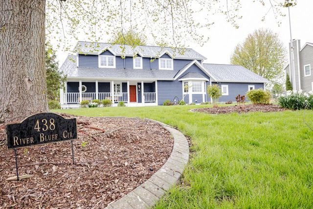 438 River Bluff CIRCLE, Oconomowoc, WI 53066