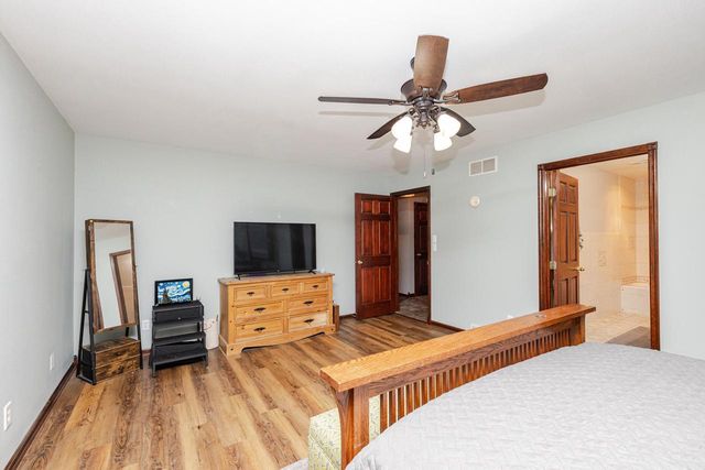 438 River Bluff CIRCLE, Oconomowoc, WI 53066