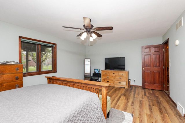438 River Bluff CIRCLE, Oconomowoc, WI 53066