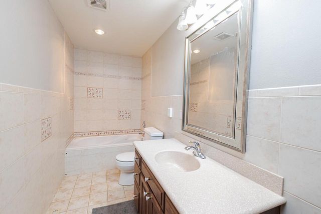 438 River Bluff CIRCLE, Oconomowoc, WI 53066