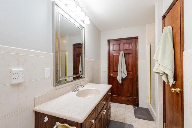 438 River Bluff CIRCLE, Oconomowoc, WI 53066