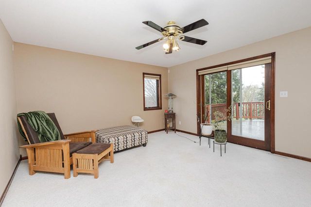438 River Bluff CIRCLE, Oconomowoc, WI 53066