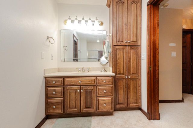 438 River Bluff CIRCLE, Oconomowoc, WI 53066