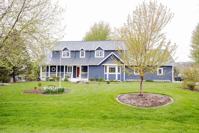 438 River Bluff CIRCLE, Oconomowoc, WI 53066