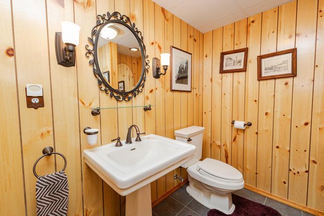 438 River Bluff CIRCLE, Oconomowoc, WI 53066