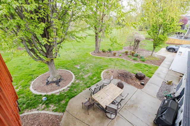 438 River Bluff CIRCLE, Oconomowoc, WI 53066
