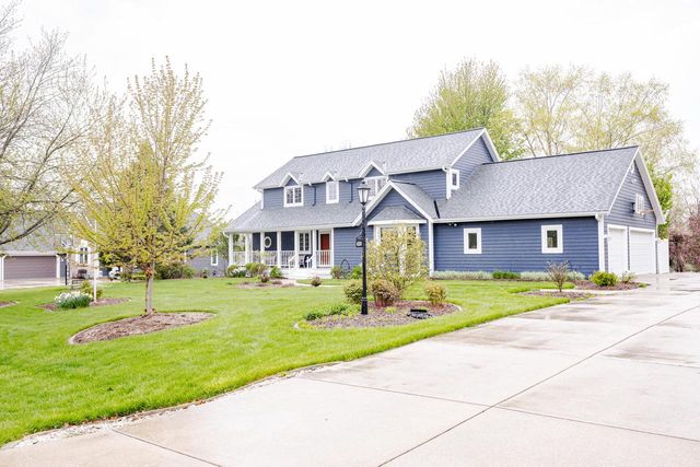 438 River Bluff CIRCLE, Oconomowoc, WI 53066