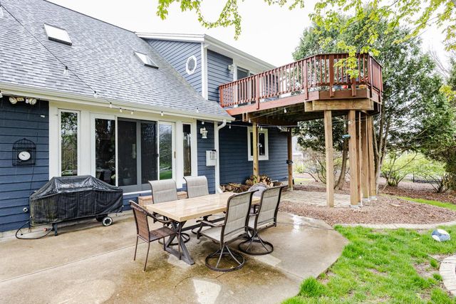 438 River Bluff CIRCLE, Oconomowoc, WI 53066