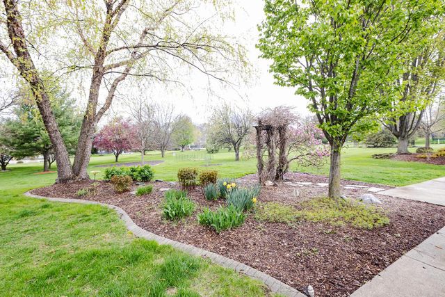 438 River Bluff CIRCLE, Oconomowoc, WI 53066