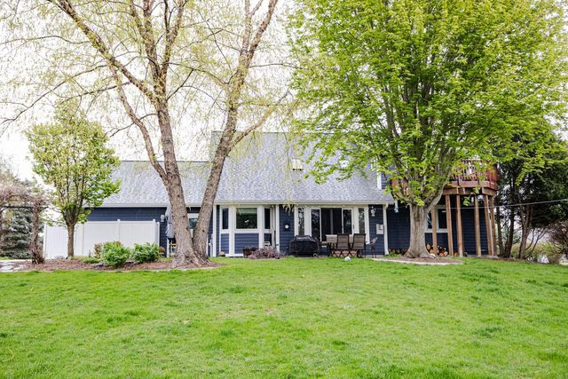 438 River Bluff CIRCLE, Oconomowoc, WI 53066