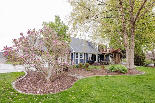 438 River Bluff CIRCLE, Oconomowoc, WI 53066