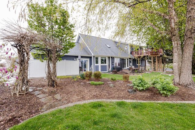 438 River Bluff CIRCLE, Oconomowoc, WI 53066