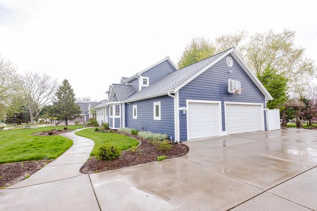 438 River Bluff CIRCLE, Oconomowoc, WI 53066