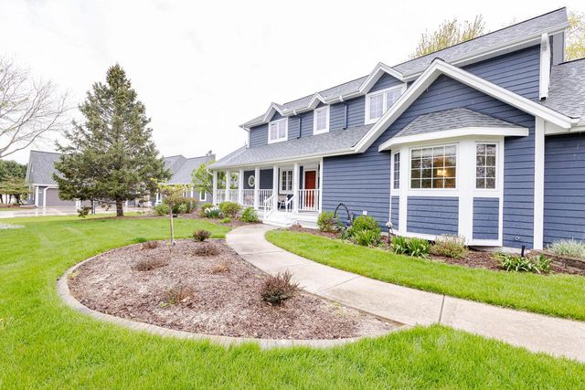 438 River Bluff CIRCLE, Oconomowoc, WI 53066